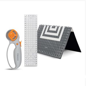 Fiskars 3-Piece Rotary Cutter Set – 45mm Blade Material Cutter, Self-Therapeutic Chopping Mat, and Stitching Ruler – Craft Provides in White/Grey